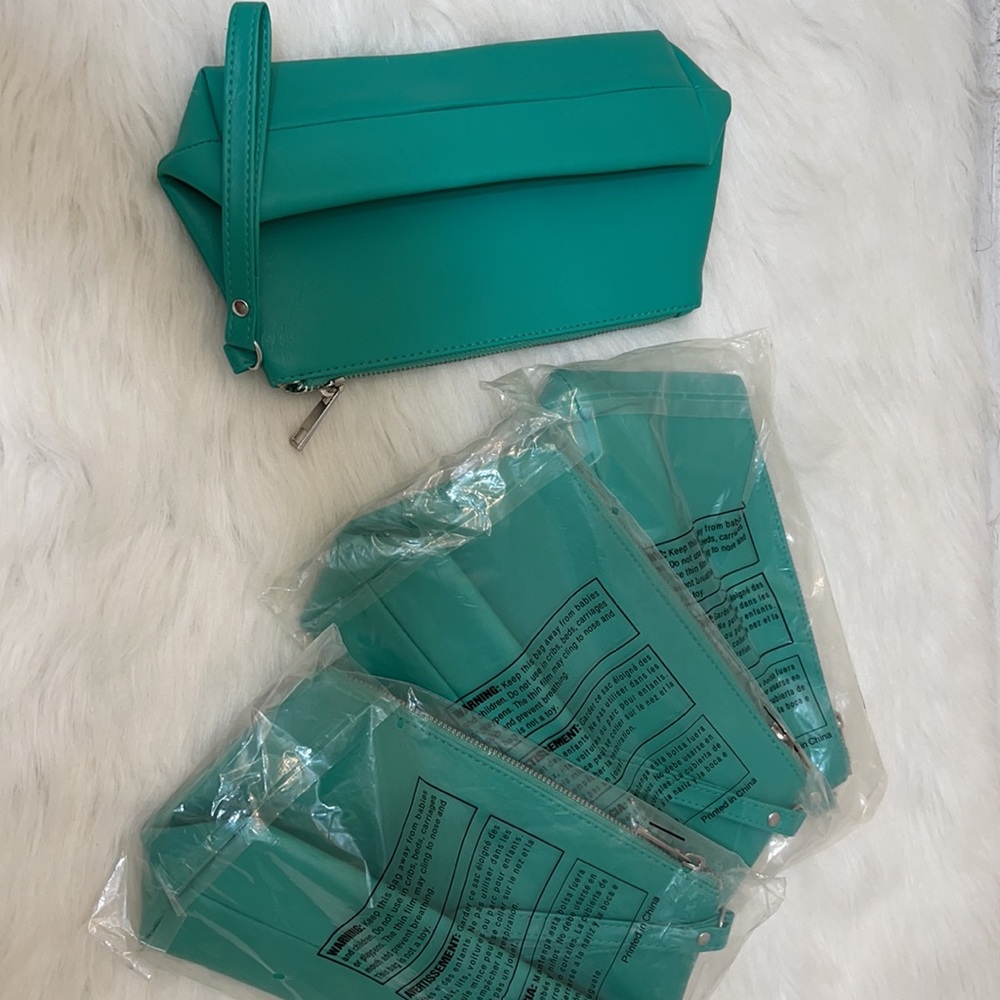 BRAND NEW MAKEUP BAG/WRISTLET - Picture 3 of 5